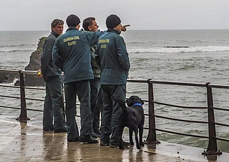 Imagen secundaria 1 - Sobre estas líneas, el barco en el que salió a faenar el pescador santoñés que colisionó con una roca. Arriba, los buzos de la Guardia Civil y el 112 Cantabria, en los días posteriores a su desaparición