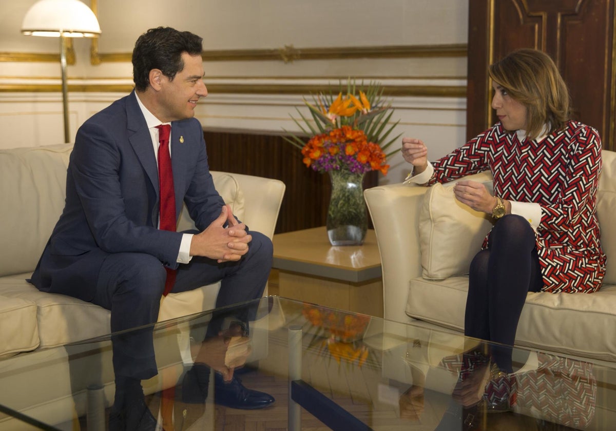 El presidente de la Junta de Andalucía, Juanma Moreno, con la expresidenta Susana Díaz, en una imagen de marzo de 2020