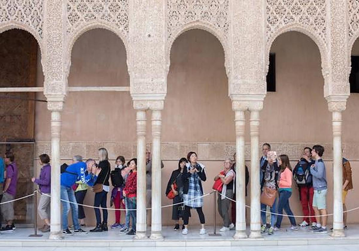 Turistas en el Patio de los Leones de la Alhambra