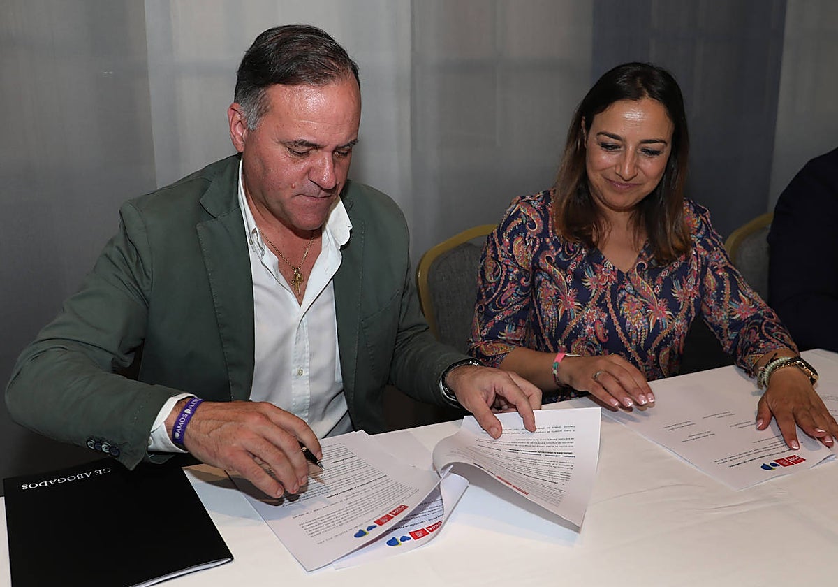 La formación local ¡Vamos Palencia! y PSOE Palencia, durante la firma de la conformación de Gobierno en el Ayuntamiento de Palencia, en una imagen de archivo