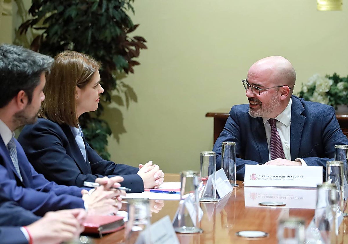 El delegado del Gobierno, Francisco Martín, se dirige a la presidenta de la Federación de Municipios de Madrid, Judith Piquet
