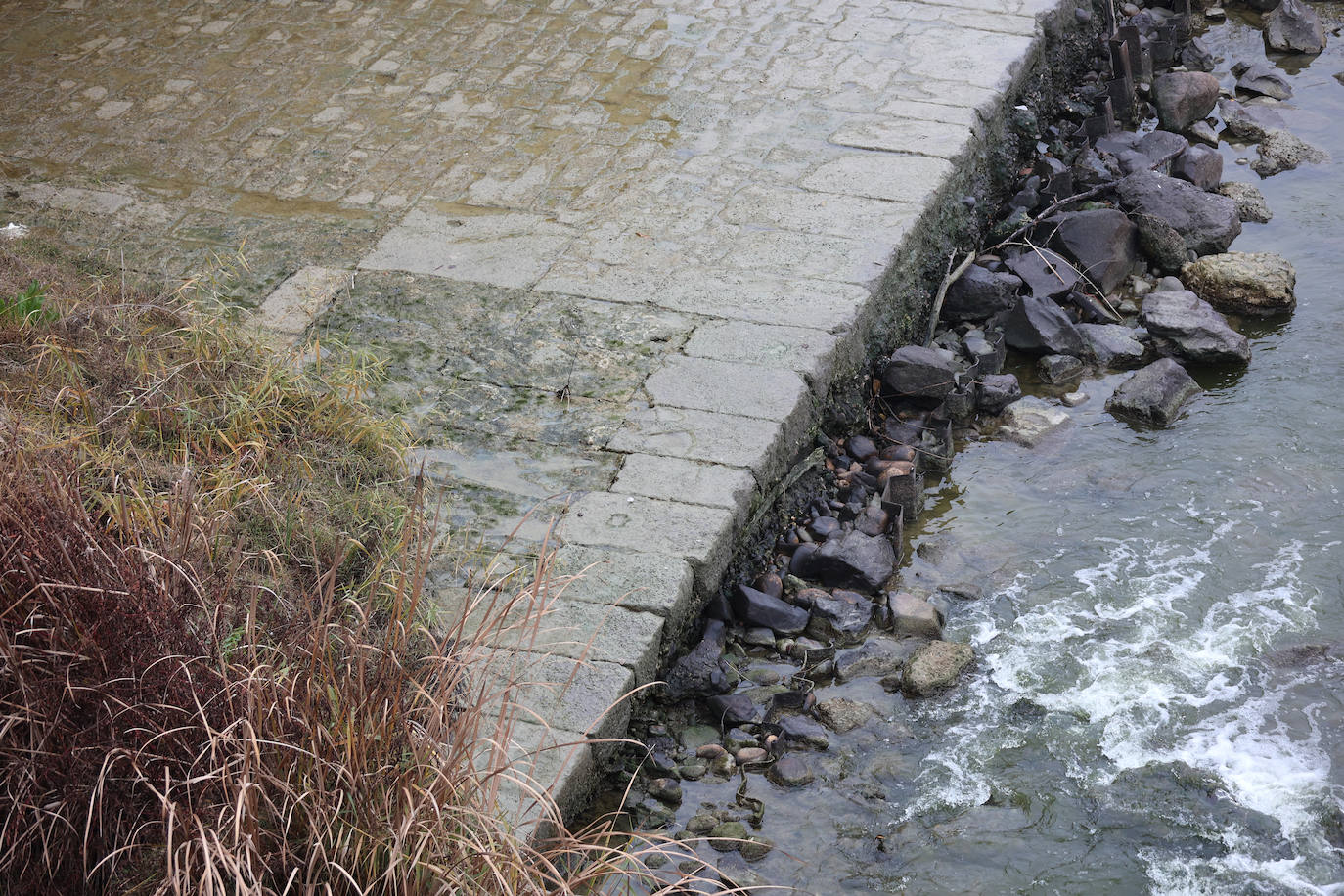Fotos: la sequía deja bajo mínimos el cauce del río Guadalquivir en Córdoba