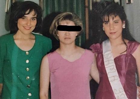 Imagen secundaria 1 - Con su madre, Dolores, el día que cumplió 47 años. Con su hermana Marisa, a la izquierda, cuando Juani tenía 18 años, era invidente total y fue elegida dama de las fiestas de Munera (a la derecha). La última Navidad, el pasado 25 de diciembre, con sus hermanas Marisa, Mari Carmen y el hijo de Juani, Jaime.   