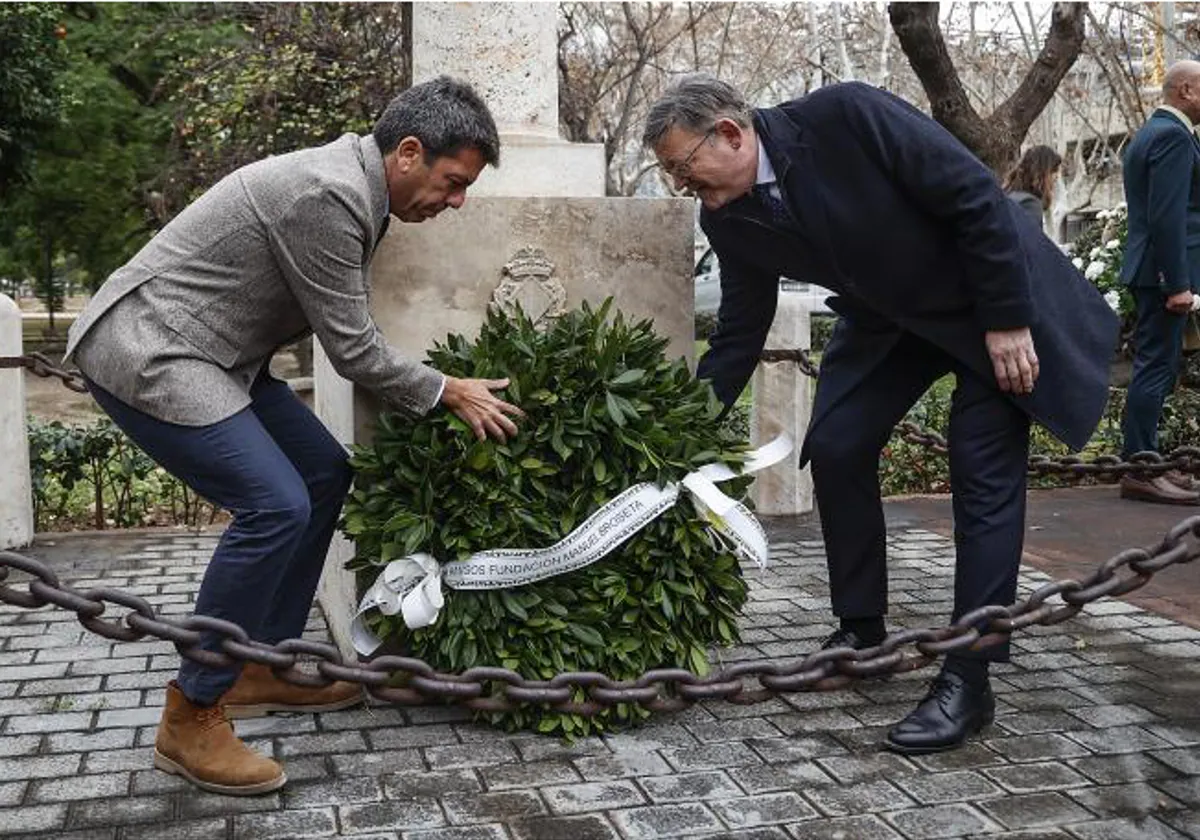 Imagen del presidente de la Generalitat, Carlos Mazón, y el expresidente Ximo Puig en el homenaje al profesor Manuel Broseta