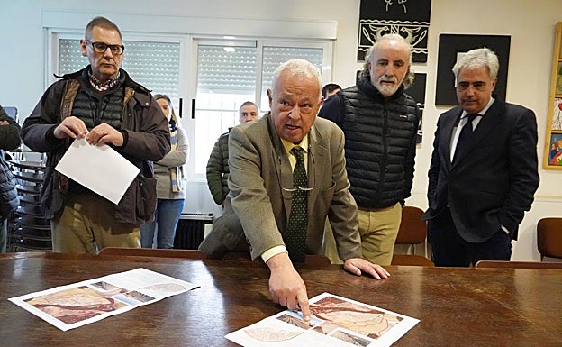 El consejero Gonzalo Santonja, durante la visita a la zona