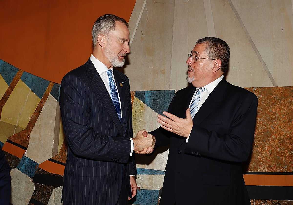 Felipe VI con Bernardo Arévalo, antes de su investidura como presidente de Guatemala