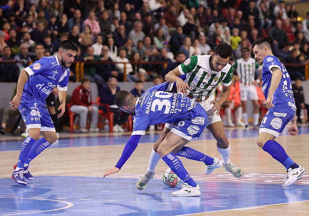 El blanquiverde Pulinho durante el partido en Vista Alegre