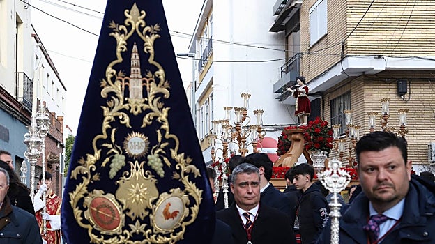 El bacalao, con el Dulce Nombre de Jesús a la derecha