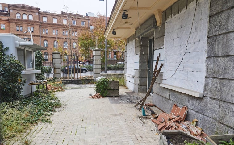 Imagen principal - Tras la salida de los neonazis de Hogar Social, el edificio fue tapiado en la parte baja. Pese a las cámaras de seguridad y las alarmas instaladas, los grafiteros han hecho de las suyas en algunos de los ventanales tapiados.