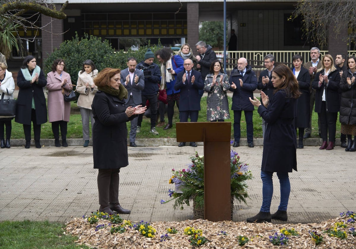 Representantes institucionales han realizado una ofrenda floral en memoria de Miguel Ángel Blanco