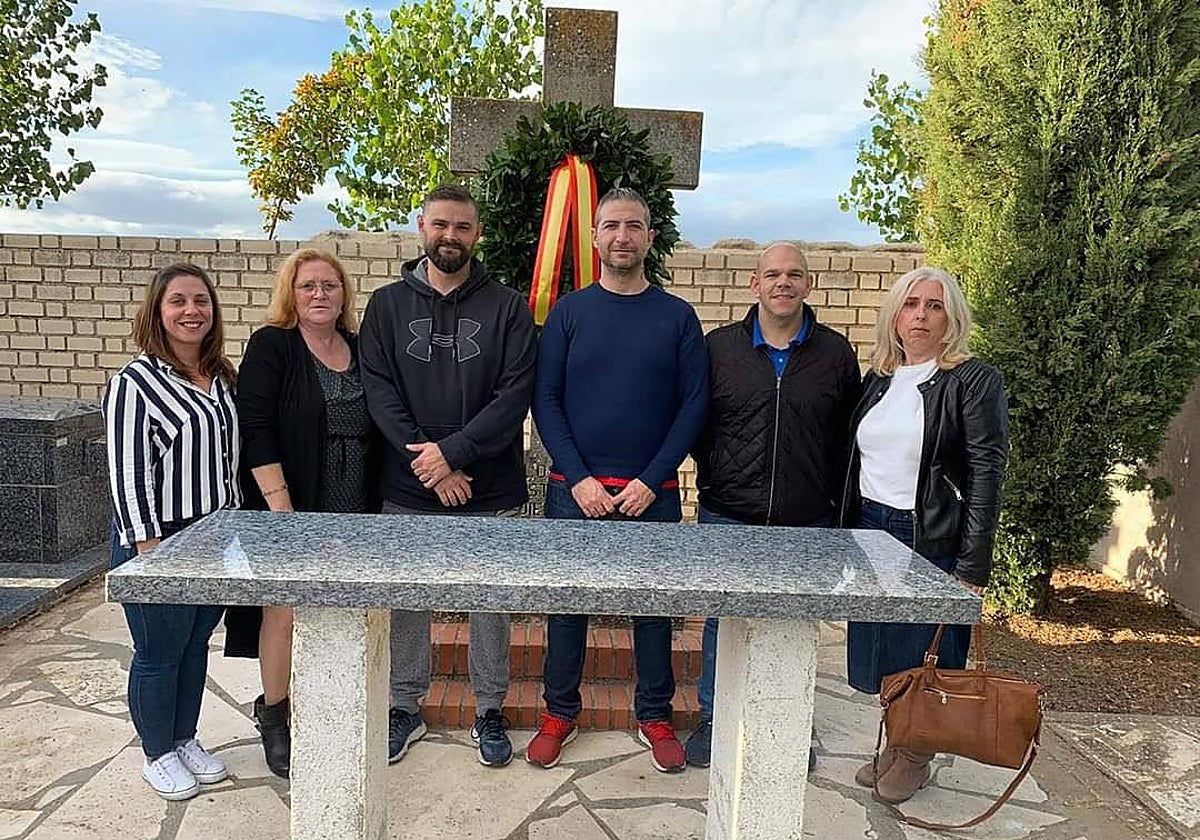 El alcalde de Los Santos de la Humosa, con jersey azul, y con el concejal de Vox, Daniel Moreno, a la izquierda en la imagen