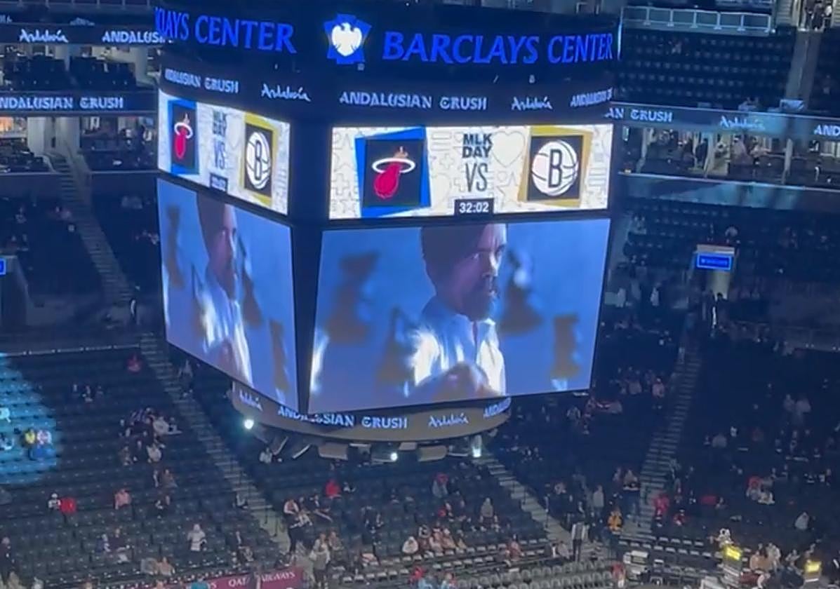 Un fotograma de la campaña reproducida en el estadio en el Barclays Center de Nueva York