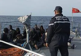 Marruecos intercepta un «bote hinchable» con 53 migrantes que se dirigían a las Islas Canarias
