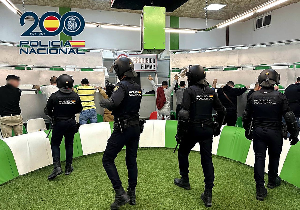 Agentes de la Policía Nacional en el momento de entrar al ruedo de las peleas de gallos en Aspe (Alicante).