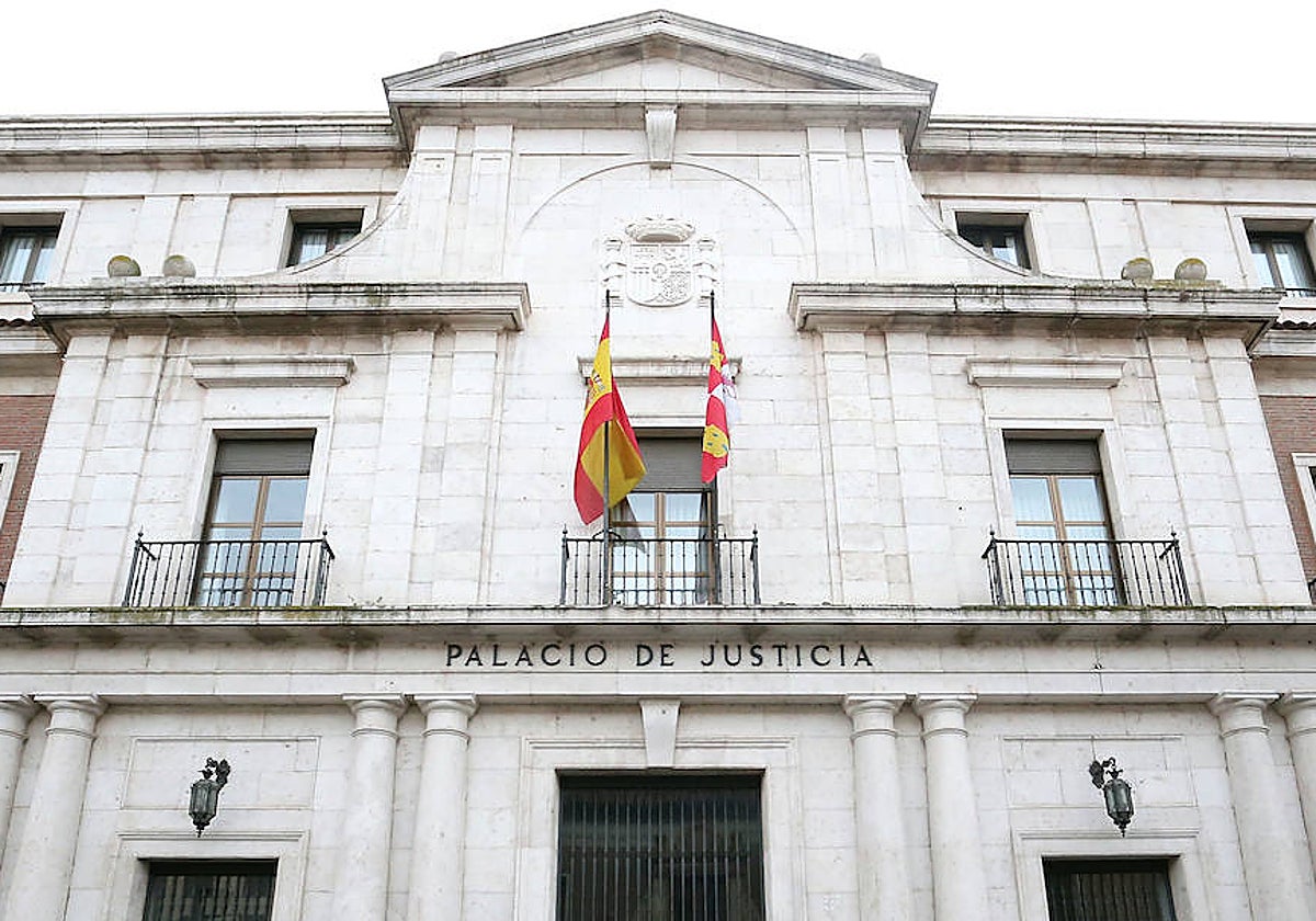 Jurado popular contra una ex pareja tras entrar ella en casa de él para ver si estaba con otra y darle éste una patada