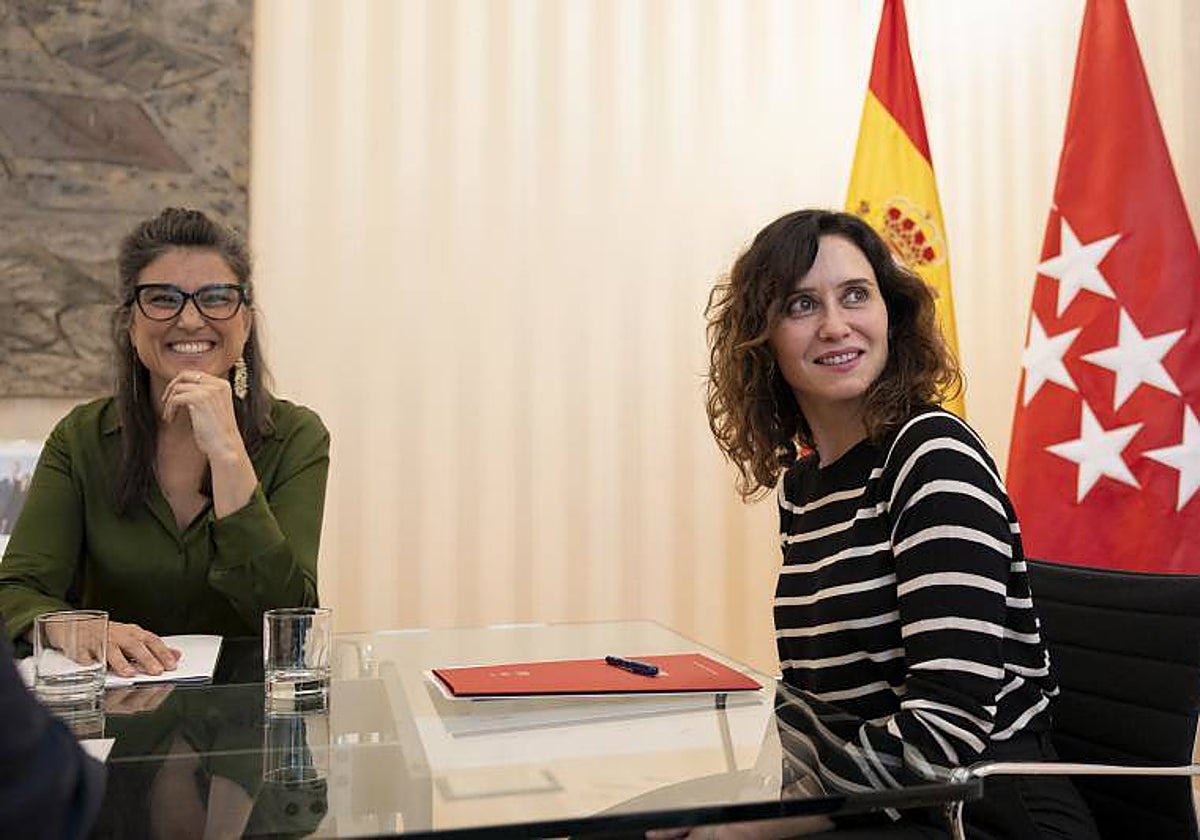 Manuela Bergerot e Isabel Díaz Ayuso, durante la reunión que han mantenido este jueves en la Real Casa de Correos