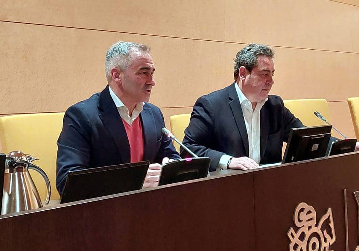 Imagen de los portavoces del PP y Vox, Miguel Barrachina y José María Llanos, este jueves en las Cortes Valencianas