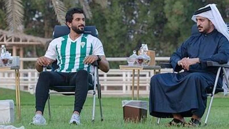 Su Alteza Real Shaikh Nasser bin Hamad Al Khalifa vistiendo la elástica blanquiverde