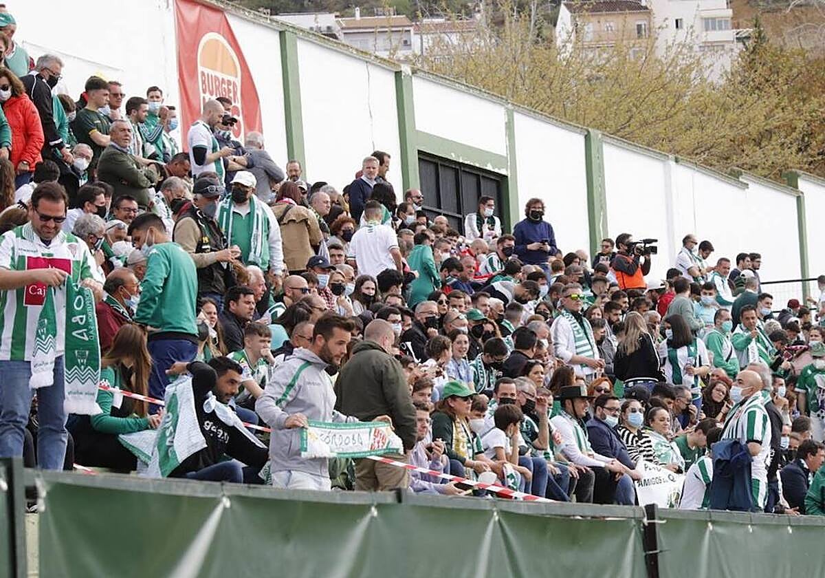 La afición blanquiverde desplazada durante un partido a domicilio del Córdoba