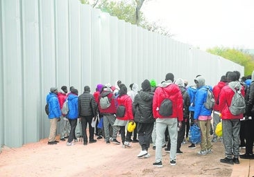 Ayuso y Sánchez, en guerra abierta por los inmigrantes trasladados a Alcalá de Henares