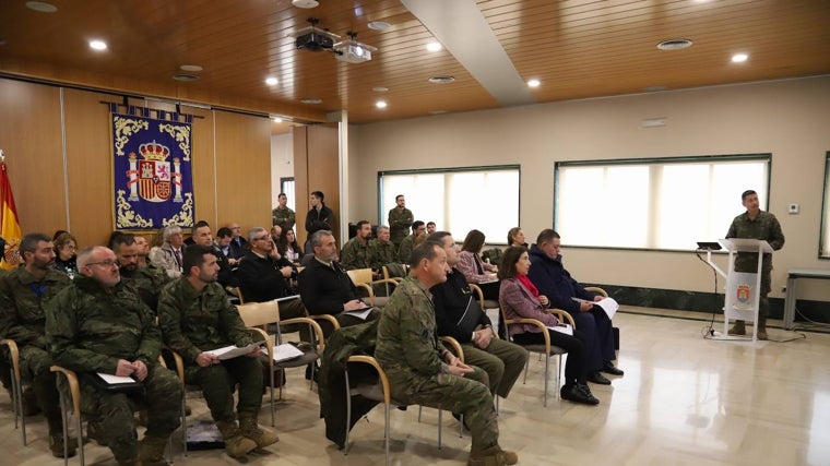 Mandos militares explicando la maniobra en la que fallecieron los dos militares en Cerro Muriano