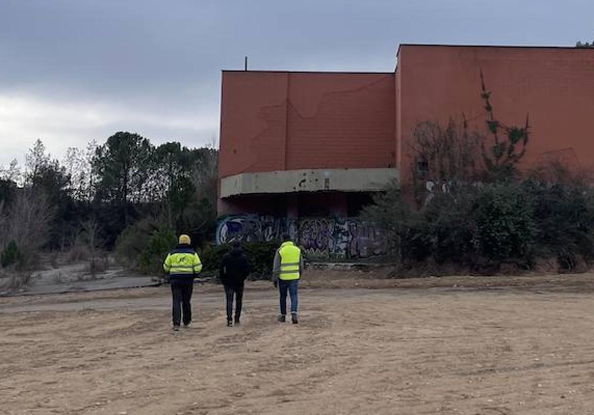 Varios operarios se acercan a la puerta del recinto donde estaba Pont Aeri