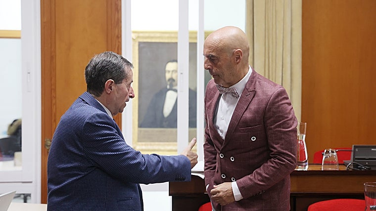 El portavoz del PSOE, con el secretario del Pleno