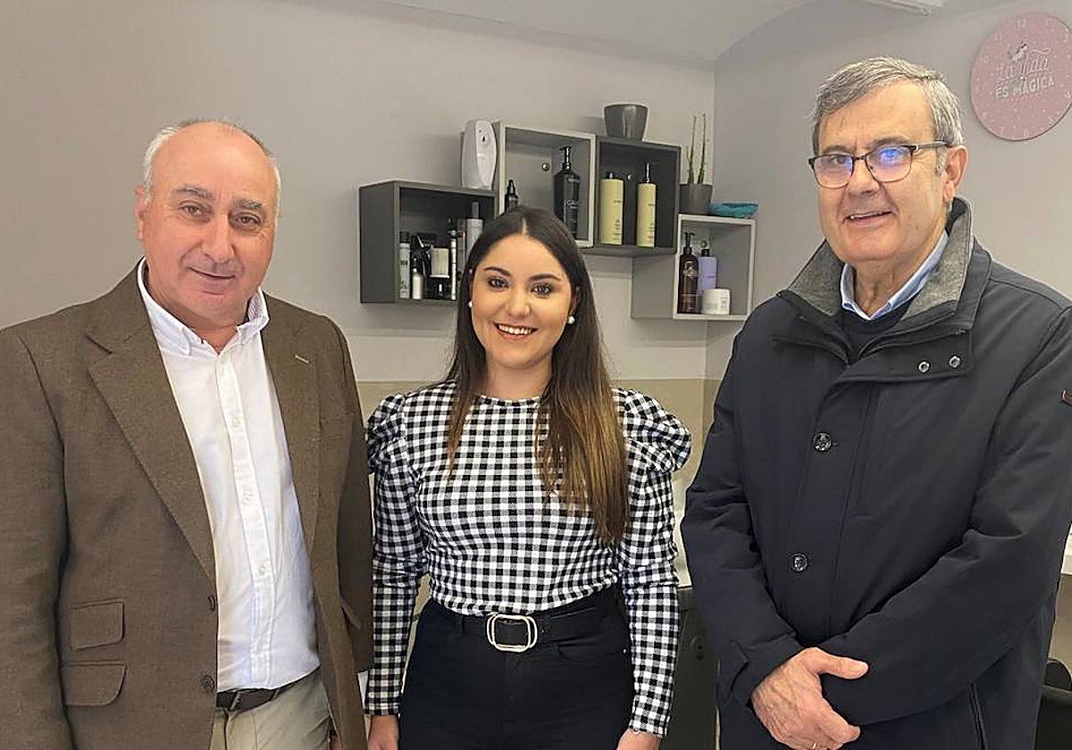 Julián Martín durante una visita a una empresa de Velada