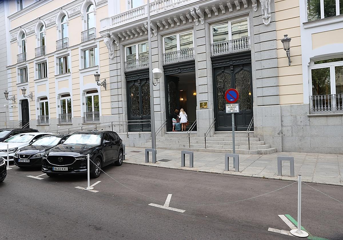 Ambiente en la calle en el edificio del Consejo ante la reunión del Pleno del CGPJ