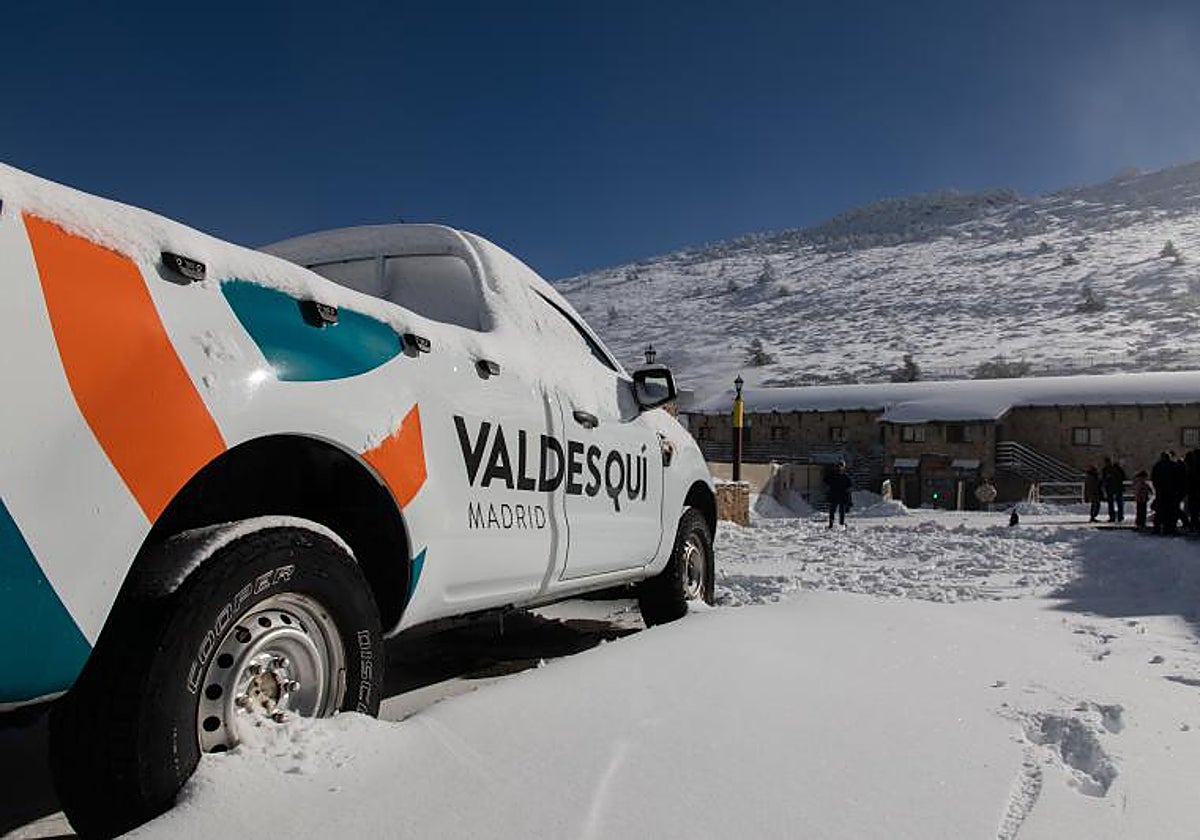 Vehículo de de servicio de la estación de Valdesquí en  una nevada reciente