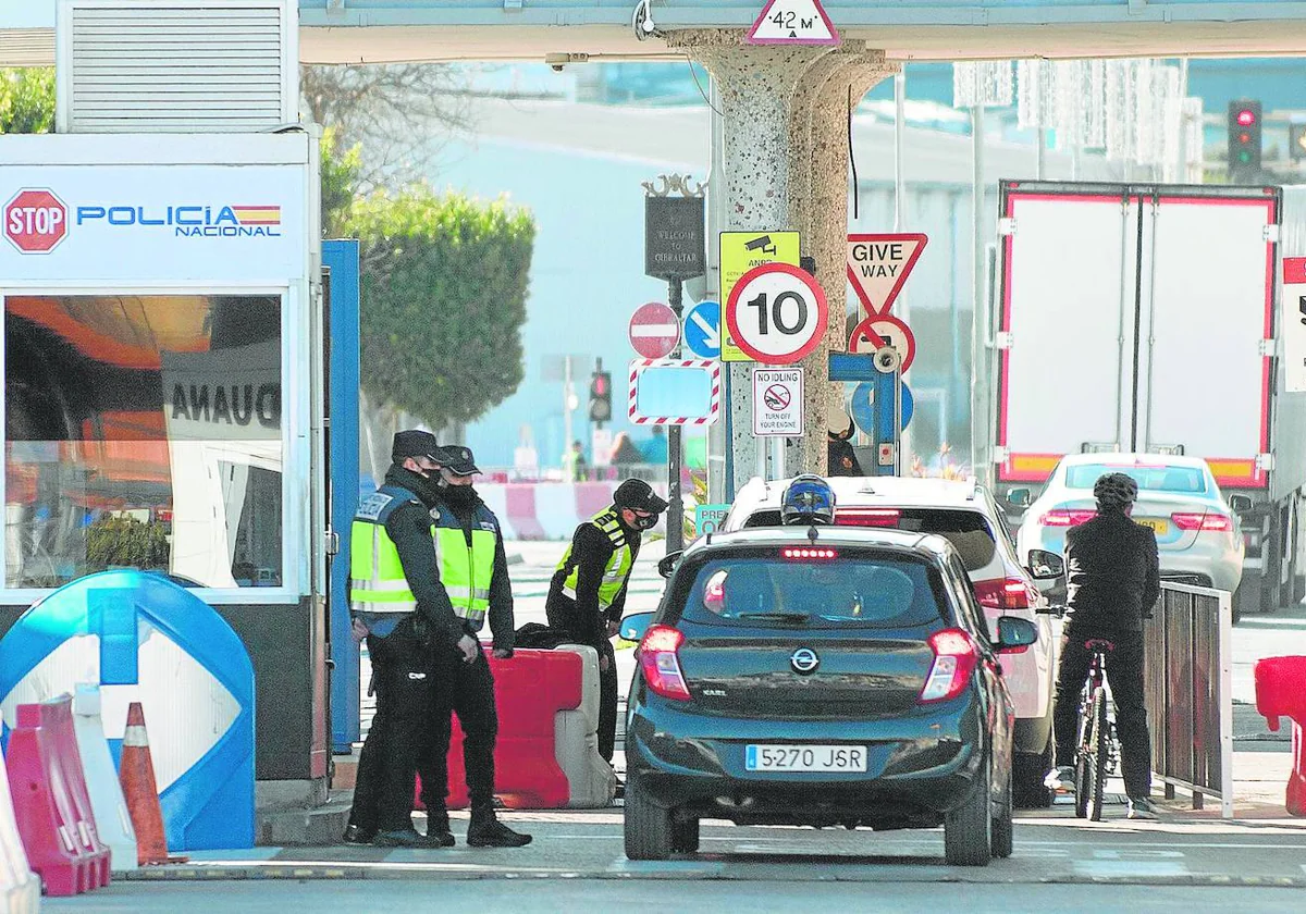 Imagen de la frontera de la Línea de la Concepción con Gibraltar