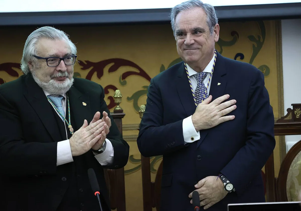 El presidente del Consejo General Jesús Aguilar recibe la Medalla de Oro de la Real Academia Nacional de Farmacia