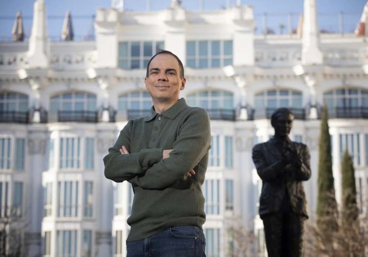 El dramaturgo, sonriente en la plaza de Santa Ana delante de la estatua de Lorca