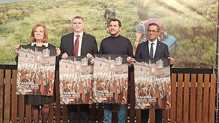 Víctor Olivencia, segundo por la izquierda, junto a la presidenta de la Junta Pro Semana Santa y otros representantes institucionales de Zamora