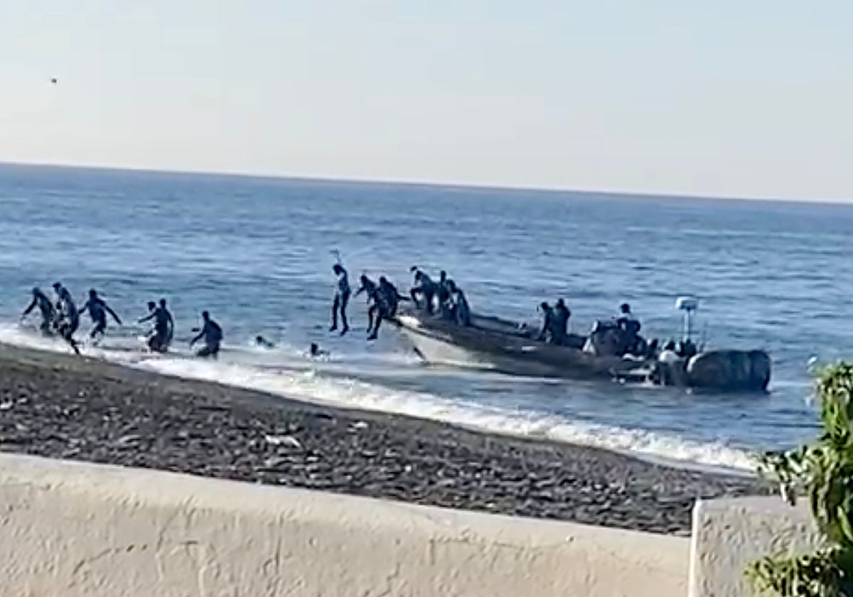 Imagen de archivo del desembarco de una patera en Adra (Almería).