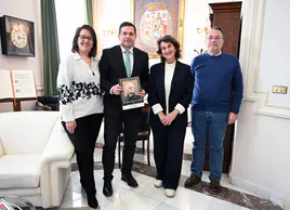 La familia Palmero ofrece a la Diputación la colección iconográfica de personajes del Quijote