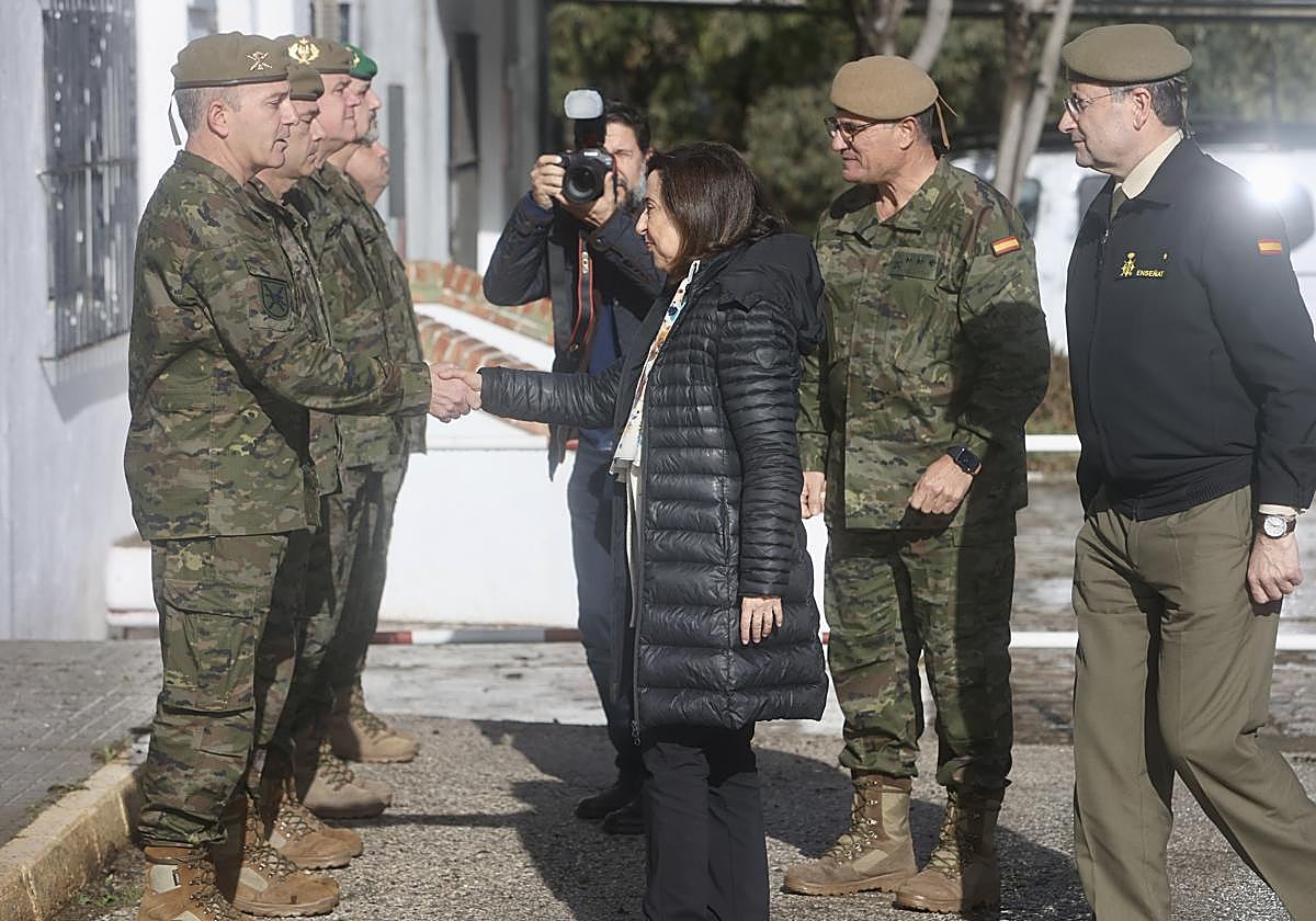 Margarita Robles, este viernes en su visita al Acuartelamiento Camposoto de San Fernando