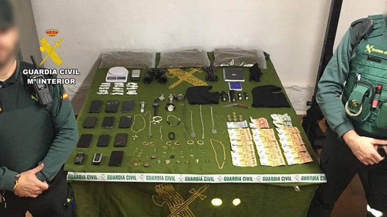 Imagen de los objetos recuperados por la Guardia Civil a la banda criminal