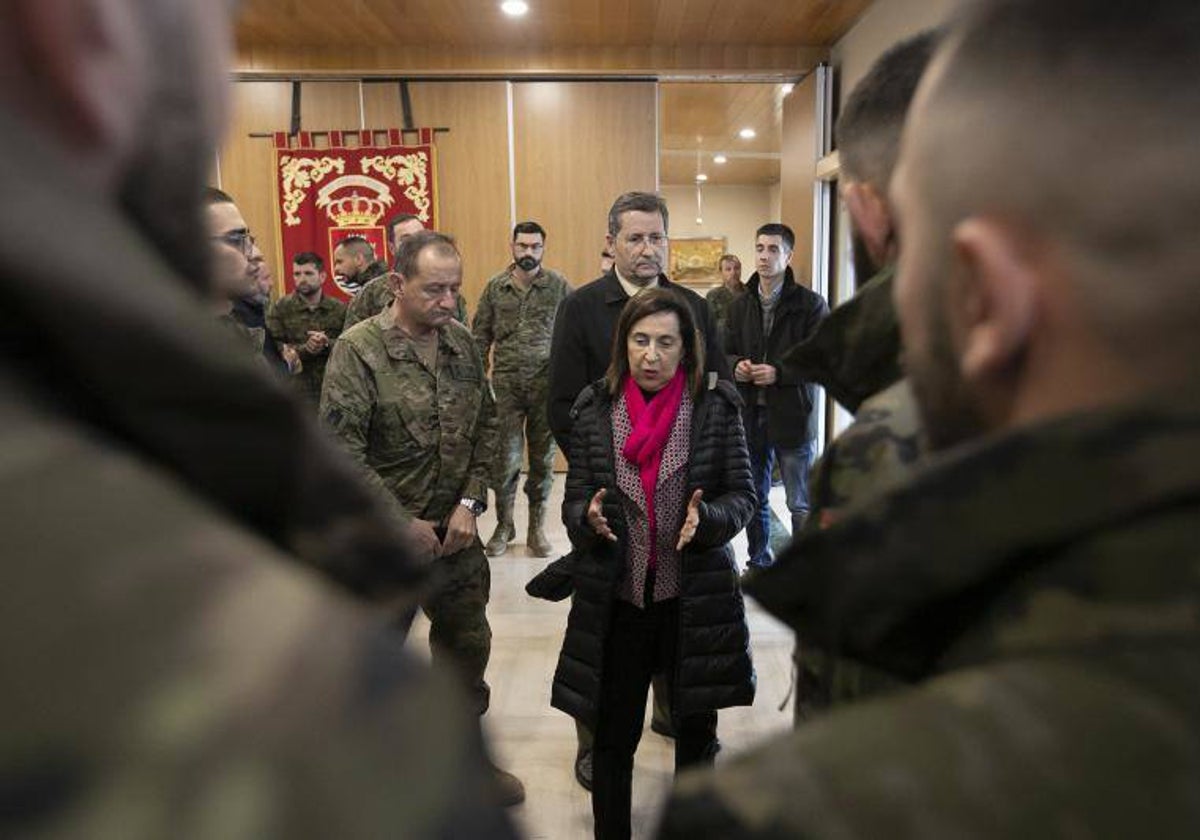 La ministra Robles durante la visita a Cerro Muriano tras la muerte de los dos militares