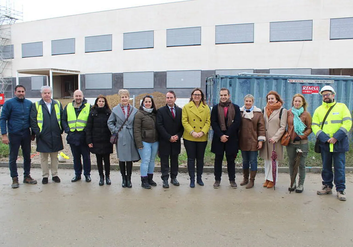 Esther Padilla junto al delegado de Educación y el alcalde de Ugena durante la visita a las obras del IESO