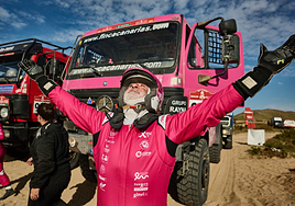 El canario Rafael Lesmes y el 'Elefante Rosa' llevan la lucha contra el cáncer a lo más alto del Dakar