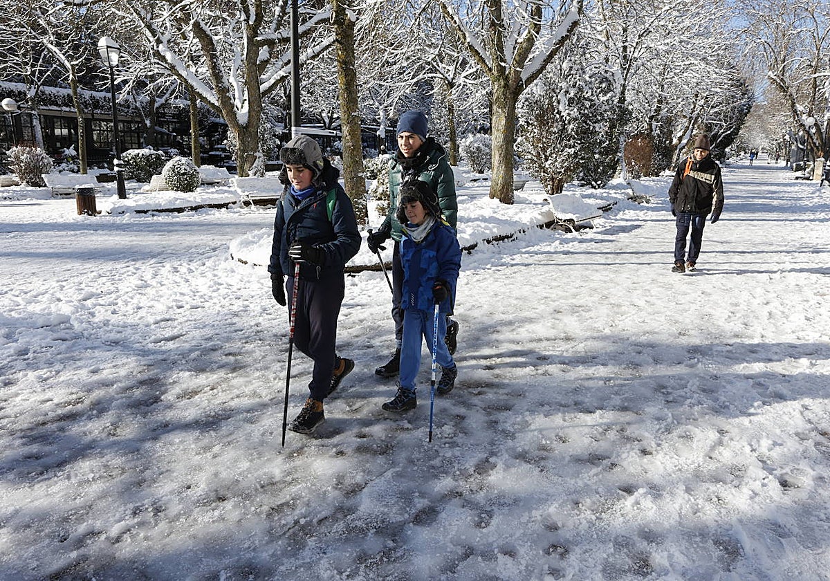 Las calles de Soria han amanecido cubiertas de nieve