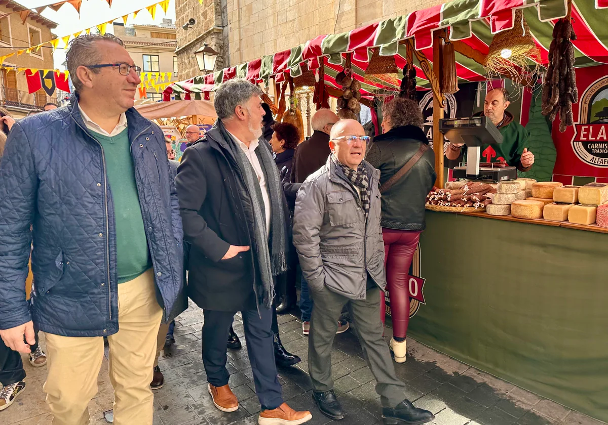 El presidente de la Diputación de Alicante, Toni Pérez, visita la Fireta de Sant Antoni de Muro, en su inauguración este sábado.