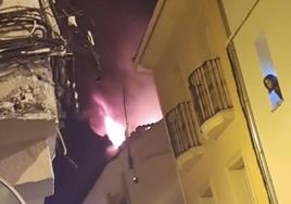 Un virulento incendio calcina el trastero de un edificio en Lucena y obliga a desalojar a todos los vecinos