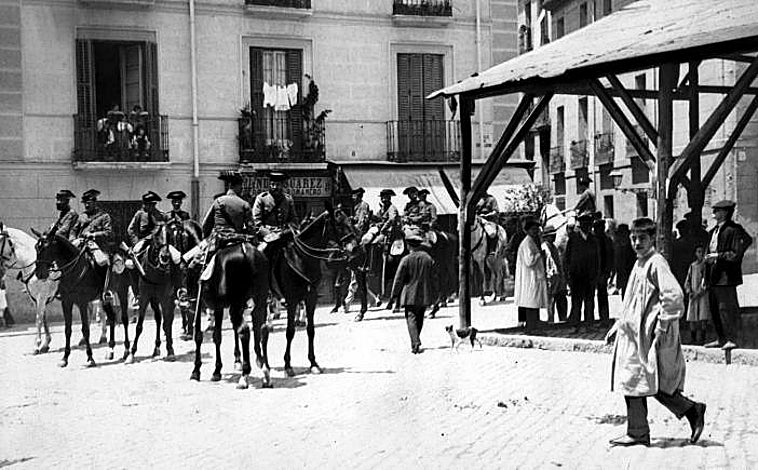 Imagen principal - Arriba, la Guardia Civil vigilando las inmediaciones de la plaza de la Cebada, durante las protestas del pan de 1914. Abajo, dos imágenes de la venta de pan barato en Orcasitas en el conflicto de los años 70