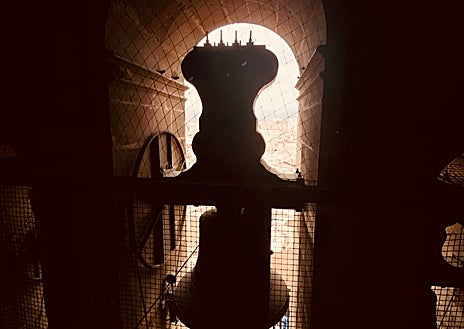 Imagen secundaria 1 - Escaleras de acceso a la torre; una de las campanas; y la matraca que las sustituía en señal de luto en festividades como el Viernes Santo 