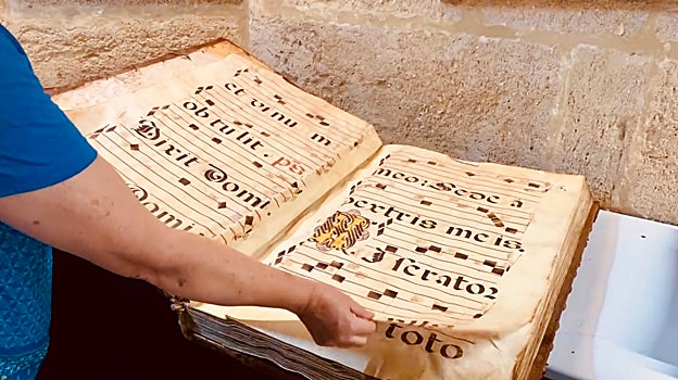 Uno de los cantorales que se conservan en el archivo