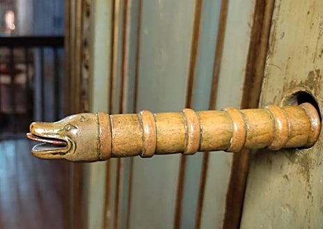 Imagen secundaria 1 - El coro de la Catedral; una de las culebras que indican la presión del aire en los órganos gemelos y vista de uno de los instrumentos, que datan del siglo XVIII