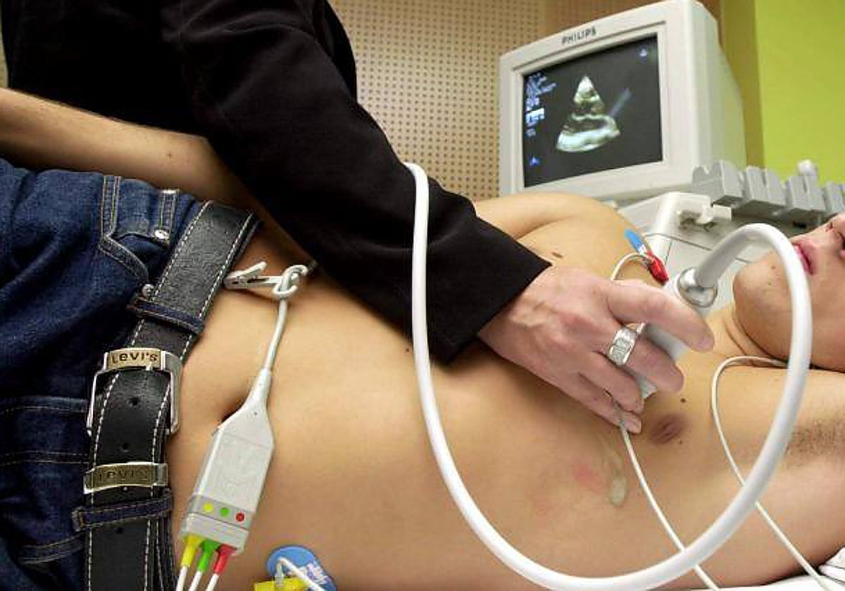 Un paciente es sometido a una prueba diagnóstica en la Sanidad madrileña