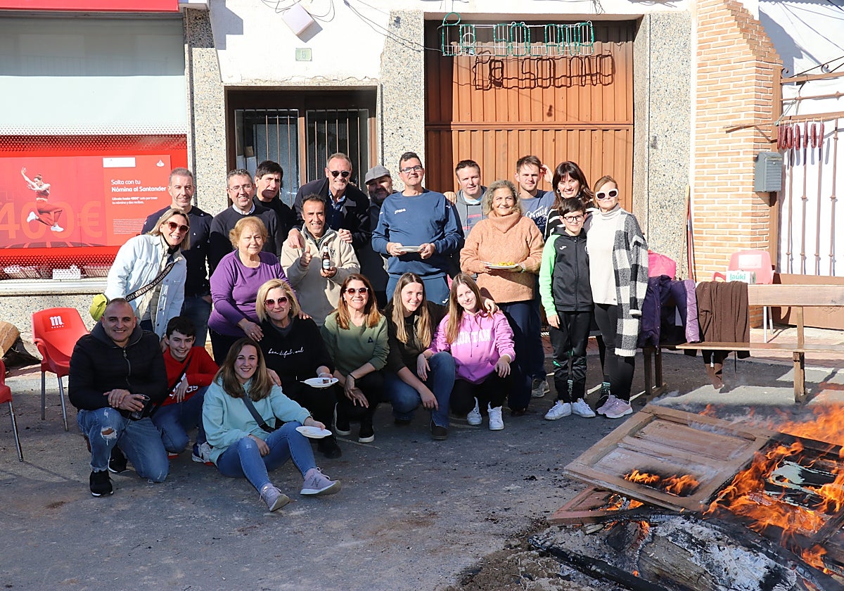 Vecinos de Gálvez en una de las hogueras